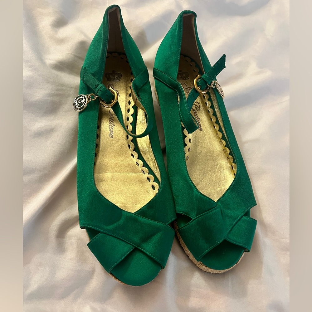 JUICY COUTURE SATIN WEDGE -Green size 9